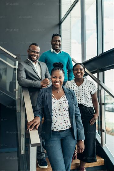 Collègues africains collaborant sur un ordinateur